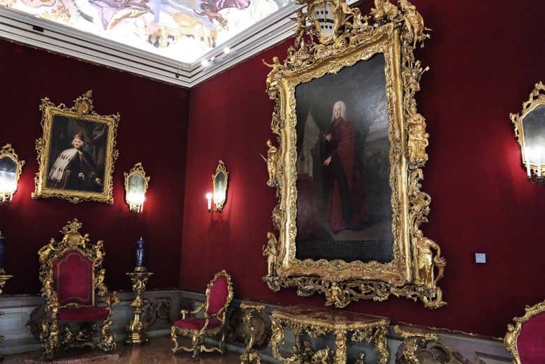 Pinturas expuestas en el palacio 