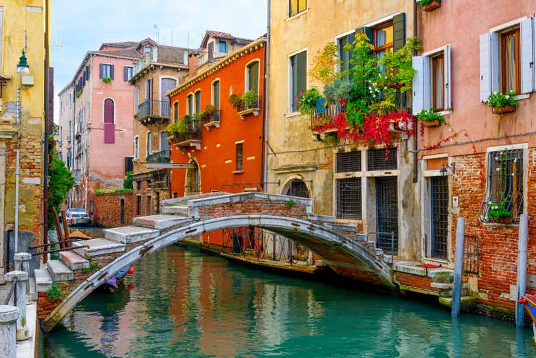 Puente sobre un estrecho canal de Venecia