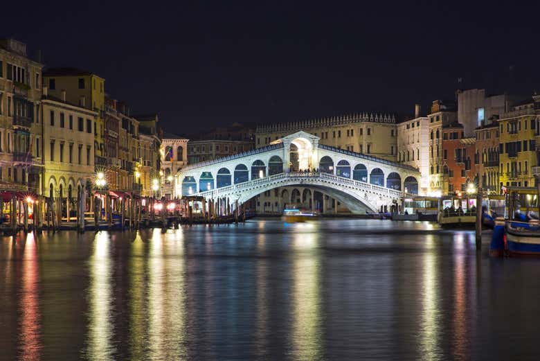 Puente de Rialto al anochecer