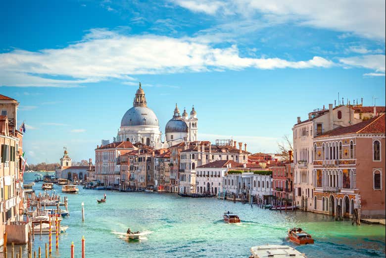 Gran Canal con Santa Maria della Salute de fondo
