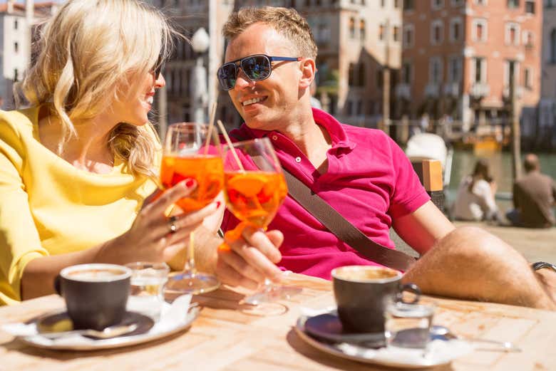 Disfrutando de unos vinos en Venecia