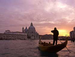 Grand Canal, gondole à la tombée de la nuit