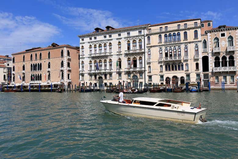 Shuttle Transfer Watertaxi
