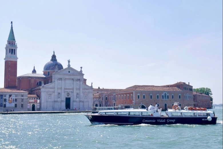 Navegando frente a la isla de San Giorgio Maggiore