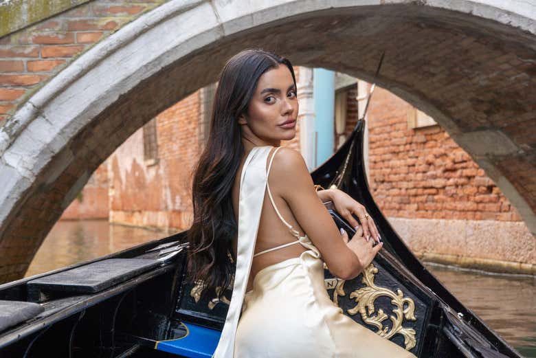 Chica posando en un canal de Venecia