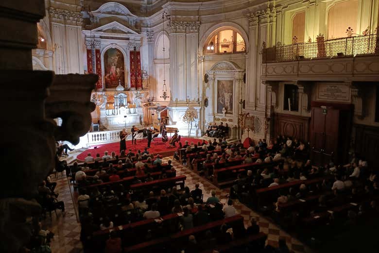 Vista panorámica de la iglesia durante el concierto