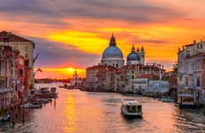 Paseo en barco al atardecer