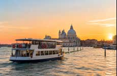 Paseo en barco al atardecer por Venecia