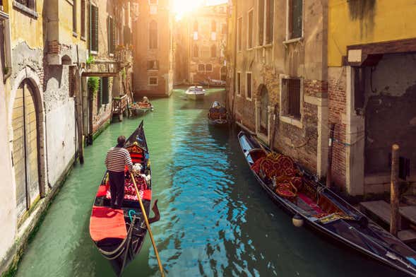 Passeio de gôndola com serenata por Veneza