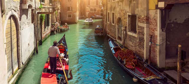 Paseo en góndola con serenata por Venecia