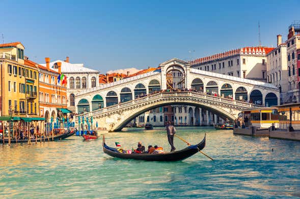 Paseo en góndola por los canales de Venecia