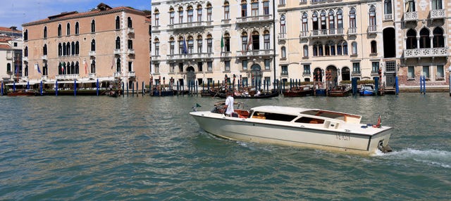Transporte de watertaxi entre o aeroporto e Veneza