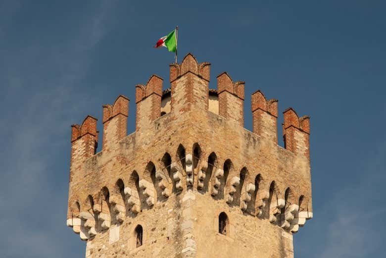 Admiraremos la majestuosidad del castillo Scaligero