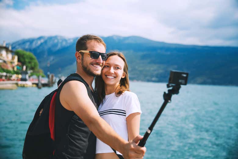 Una pareja fotografiándose en el lago de Garda
