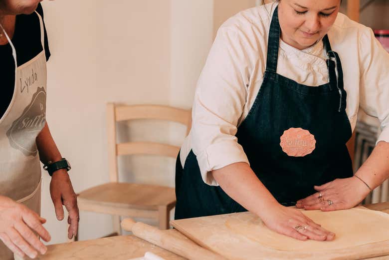 Haciendo pasta fresca en el taller de cocina italiana