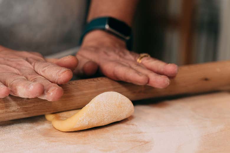 Amasando con un rodillo la pasta