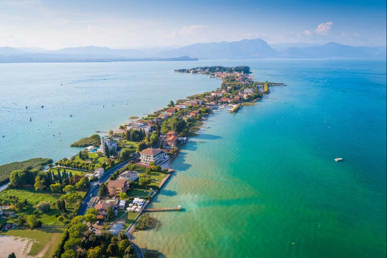 Vista aérea de la península de Sirmione