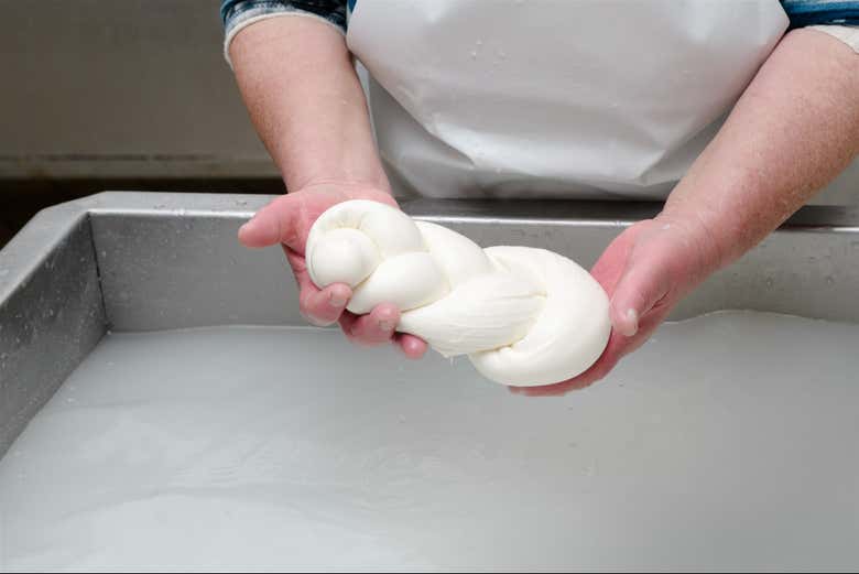 Formando la mozzarella