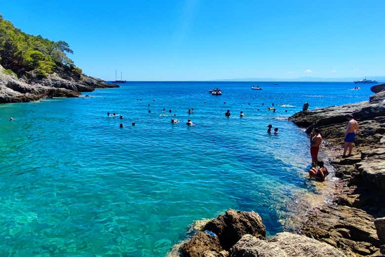 Un bagno rinfrescante belle acque turchesi delle Tremiti