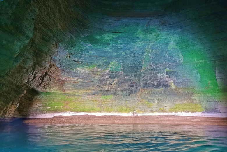 Spiaggetta dai colori particolari in una grotta