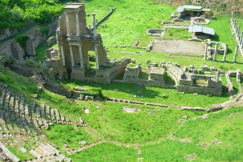 Admirando las ruinas del teatro romano de Volterra
