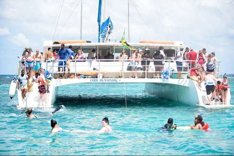 Nagez à côté du catamaran