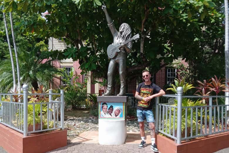 Junto à estátua de Bob Marley