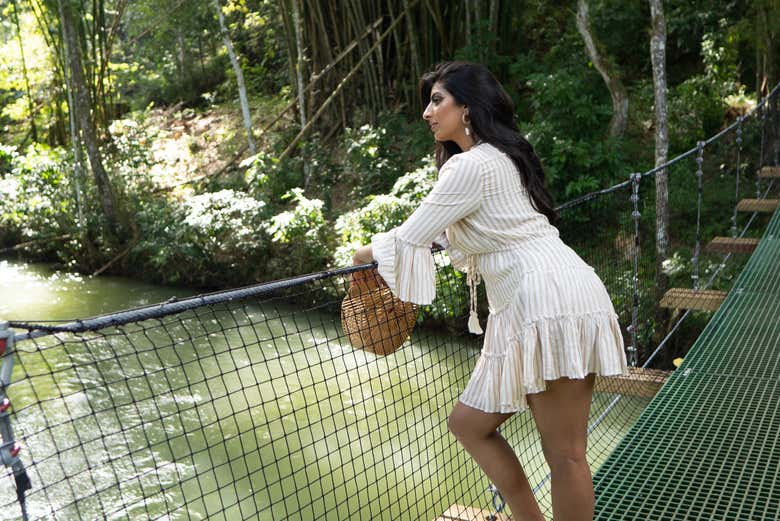 Contemplando as vistas de uma ponte suspensa