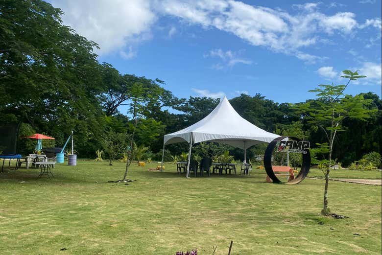 Les champs ouverts de Camp Irie Adventures