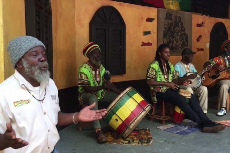 Grupo de pessoas tocando reggae em Nine Mile