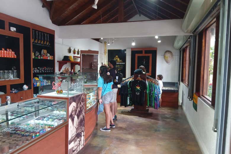 Percorrendo a loja de lembranças