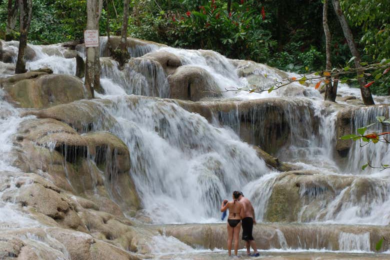 Contemplando las cascadas del río Dunn