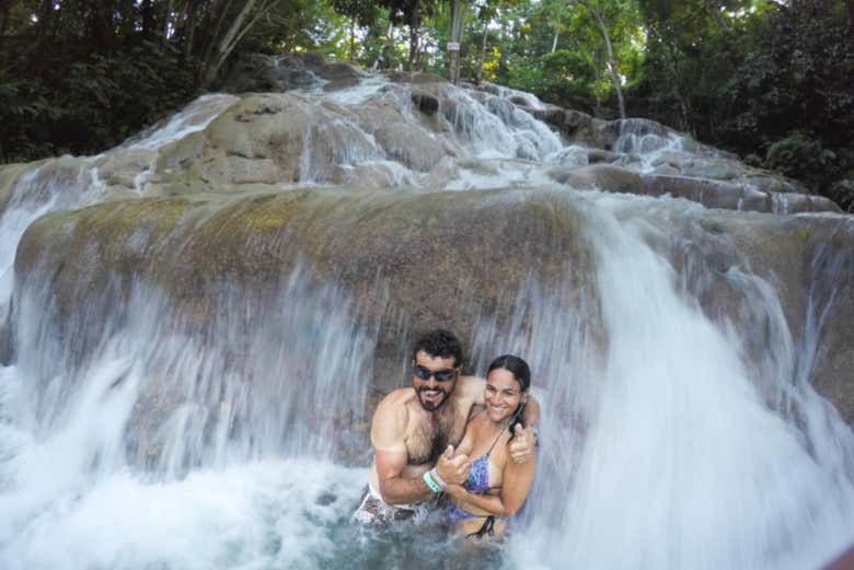 Coppia alle cascate del fiume Dunn