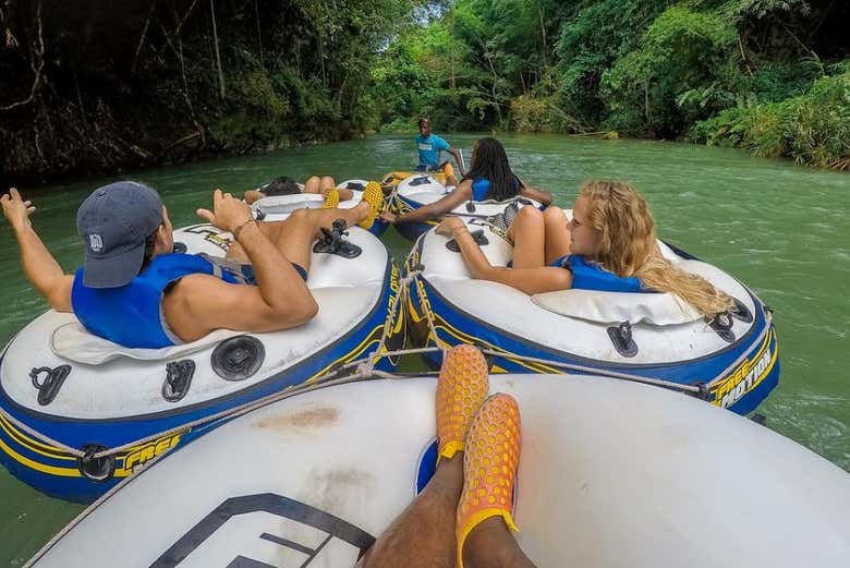 Disfrutando del tubing por el río