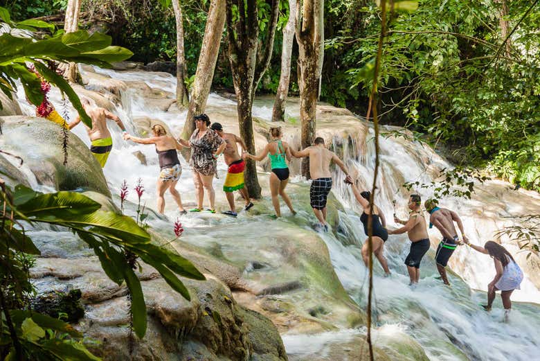 Grupo escalando las cascadas