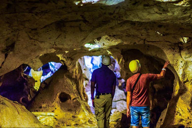 Recorriendo las cuevas de Green Grotto