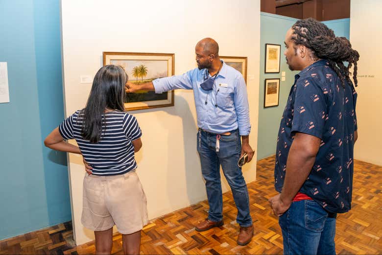 Desfrutando o tour da arte por Kingston