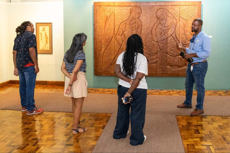 Admirando uma obra de arte da National Gallery of Jamaica