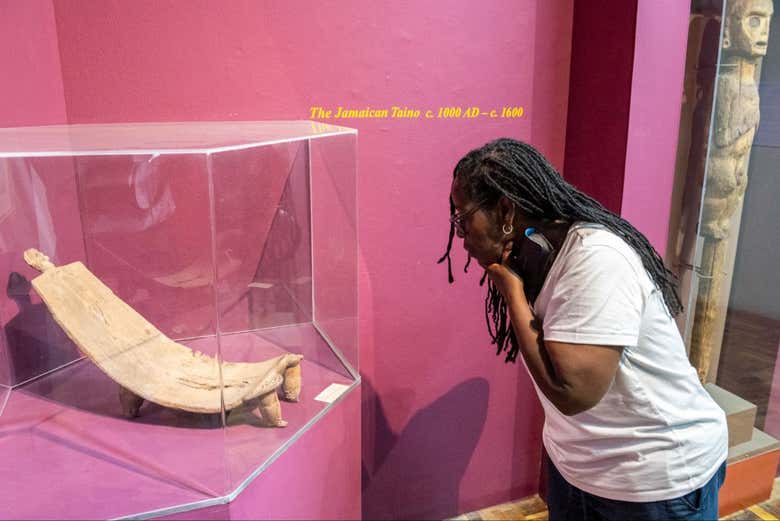 Admirando las piezas en el museo