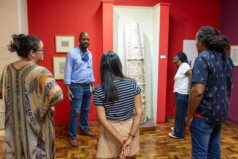 Un grupo de personas viendo una de las exhibiciones del museo