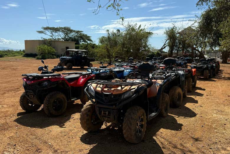 Los quads aparcados en un camino de tierra