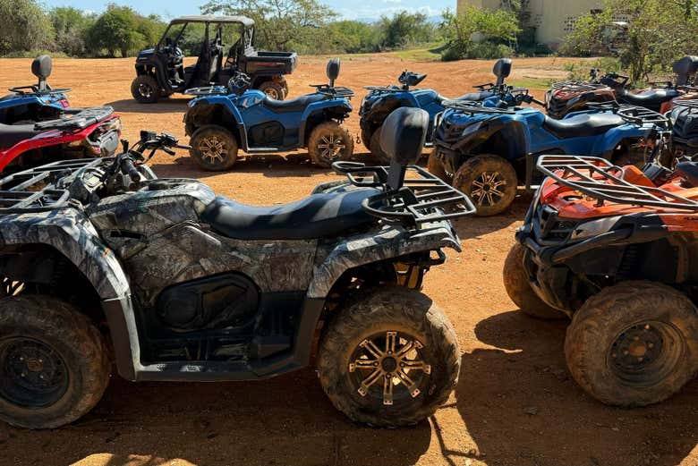 Los potentes quads en una de las paradas durante la ruta