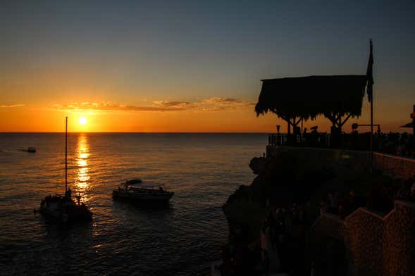 Passeio de catamarã e entardecer no Rick's Café