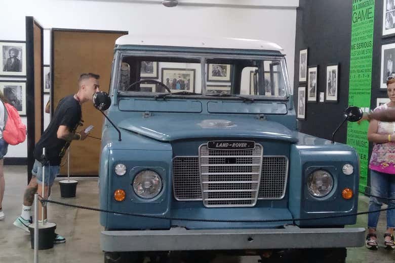 Uno de los coches antiguos del artista