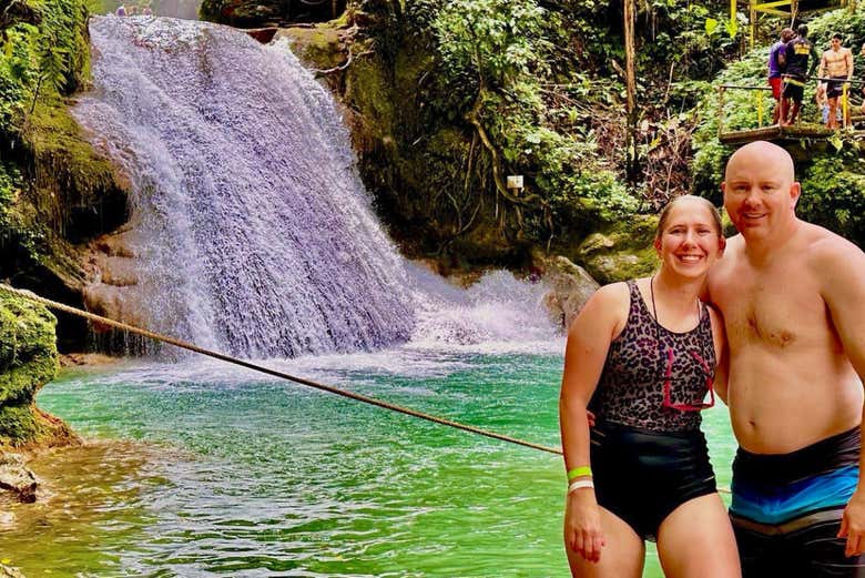 Posando junto a las cascadas del Agujero Azul