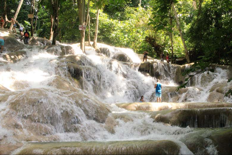 Persone in piedi fra le cascate del fiume Dunn