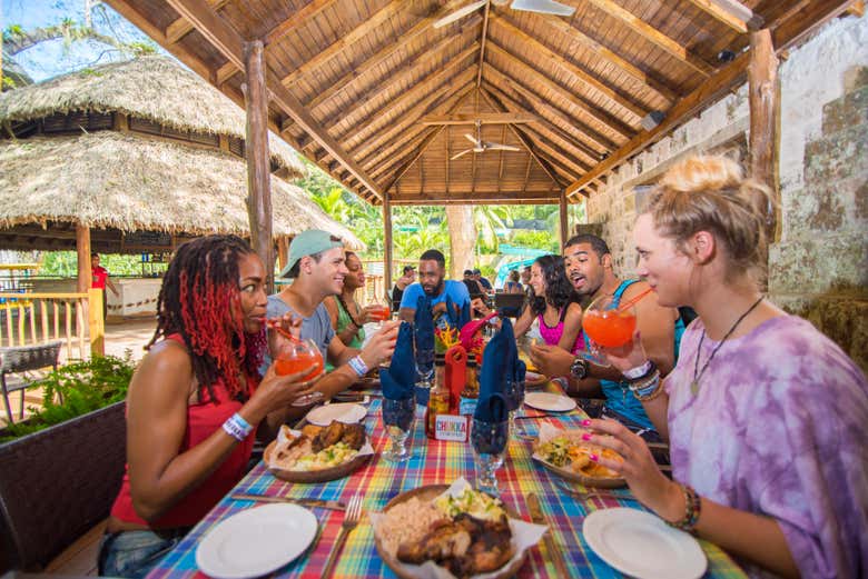 Disfrutando de una deliciosa comida