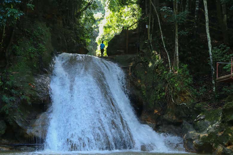 Esplorate il rigoglioso paesaggio naturale di Blue Hole