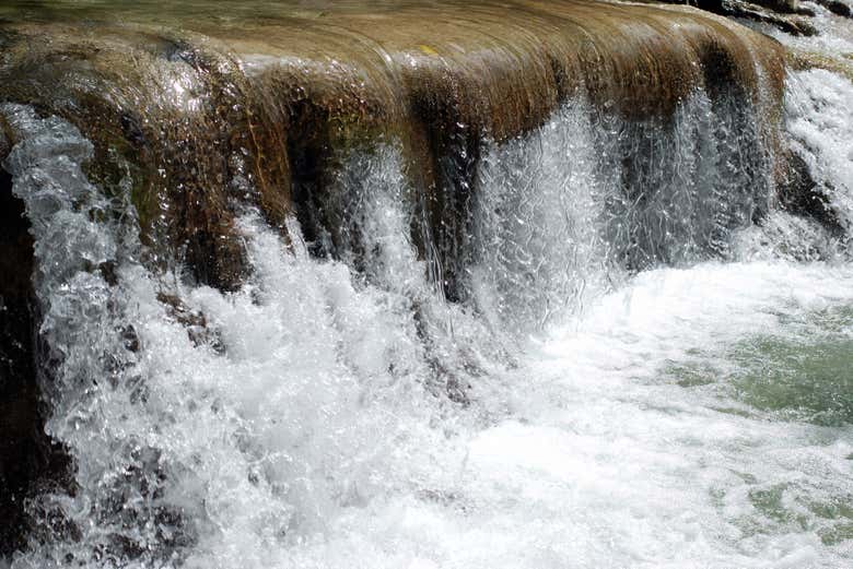 El agua se precipita en el río Dunn