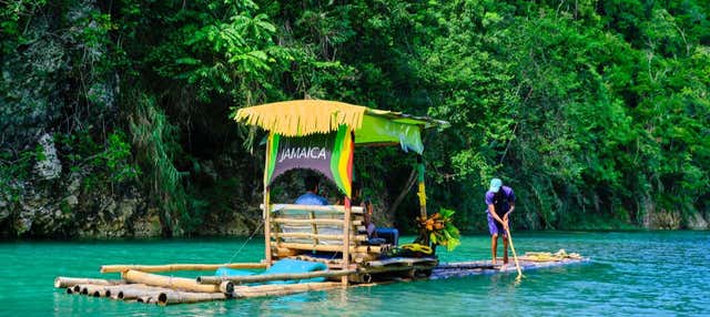 Passeio de jangada de bambu pelo rio Nuevo